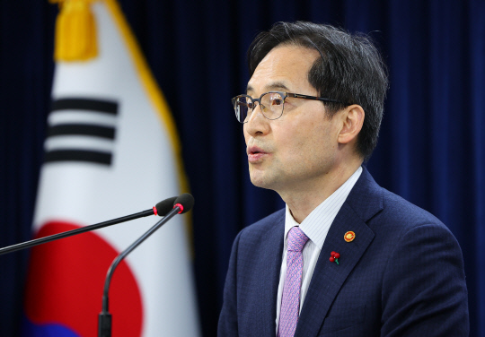 한기정 공정거래위원장이 19일 오전 정부서울청사 브리핑룸에서 플랫폼 독과점 폐해를 줄일 수 있는 플랫폼 공정 경쟁촉진법 제정 관련 브리핑을 하고 있다. [연합뉴스]